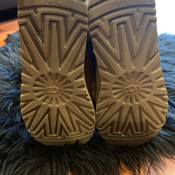 SOLD!!!!!Ugg’s!  Like new. - Picture 3 of 5